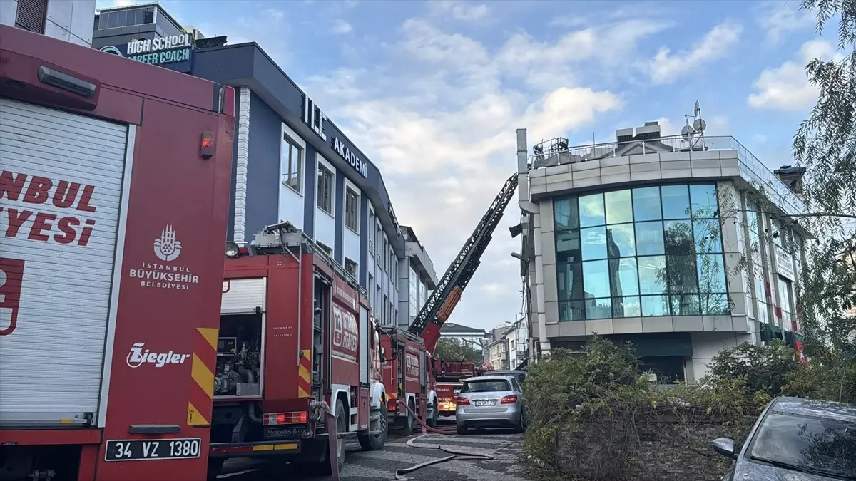 Ataşehir\'de Otel Yangını Kontrol Altına Alındı