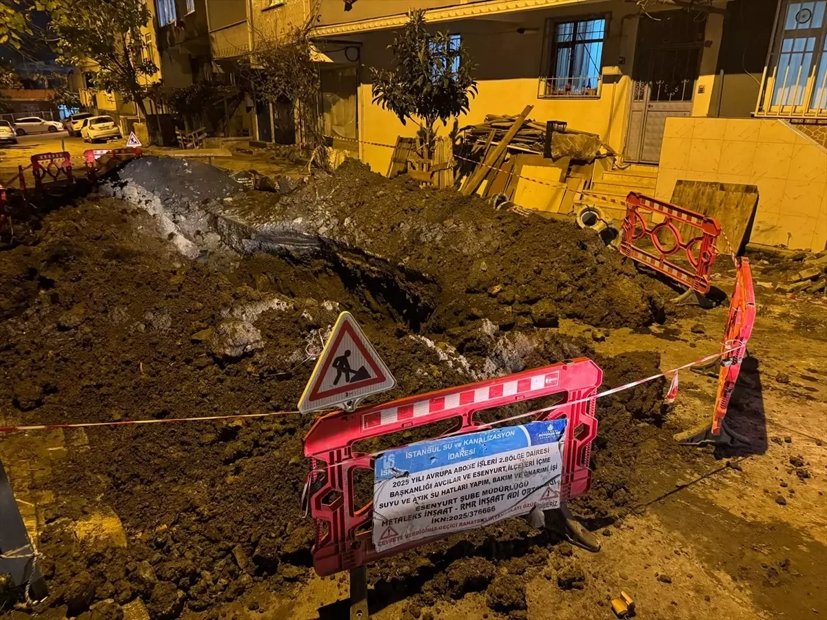 İstanbul\'da yol çöktü! Bir işçi göçük altında kaldı