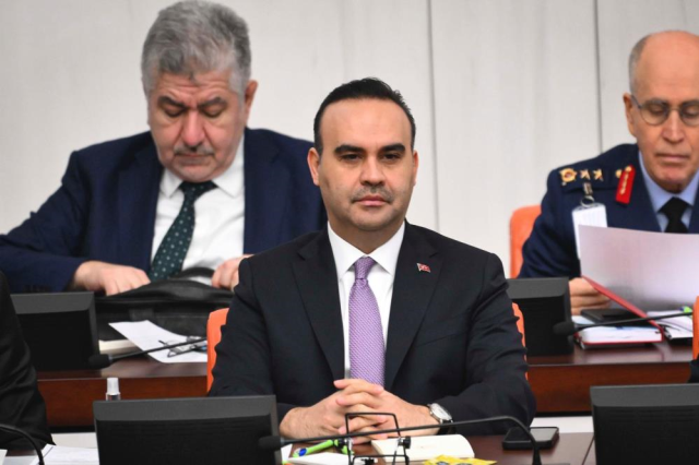 Bakan Kacır bütçe görüşmelerine Togg'un yeni modeli T10F ile geldi