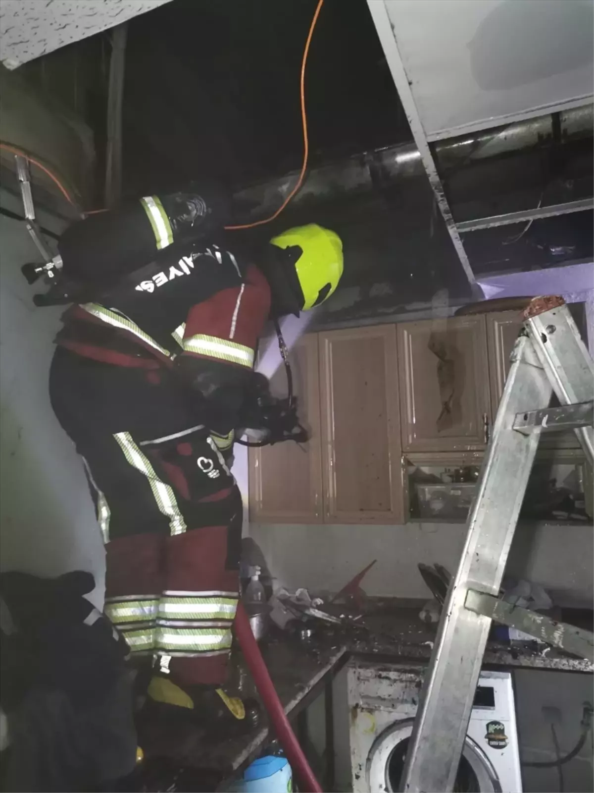 Karesi\'de Yangın: İki Kişi Hastaneye Kaldırıldı