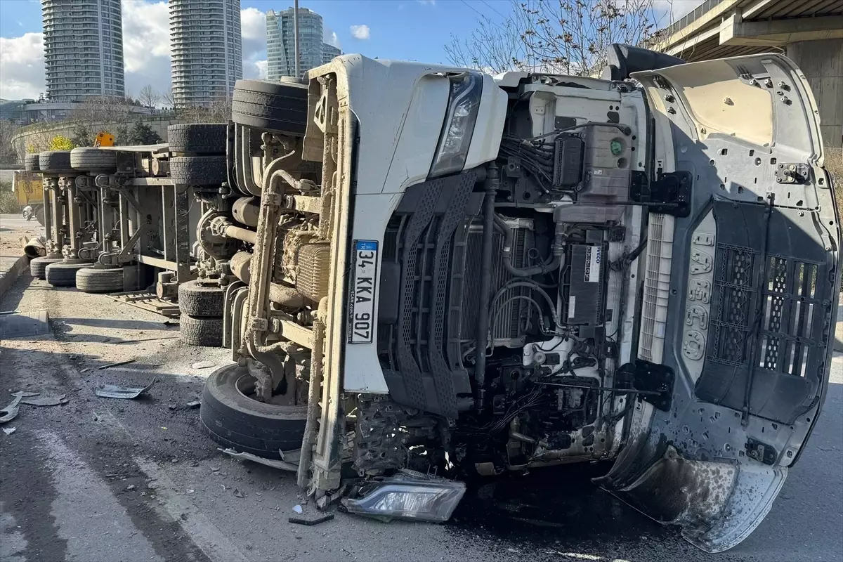 Başakşehir\'de Hafriyat Kamyonu Devrildi