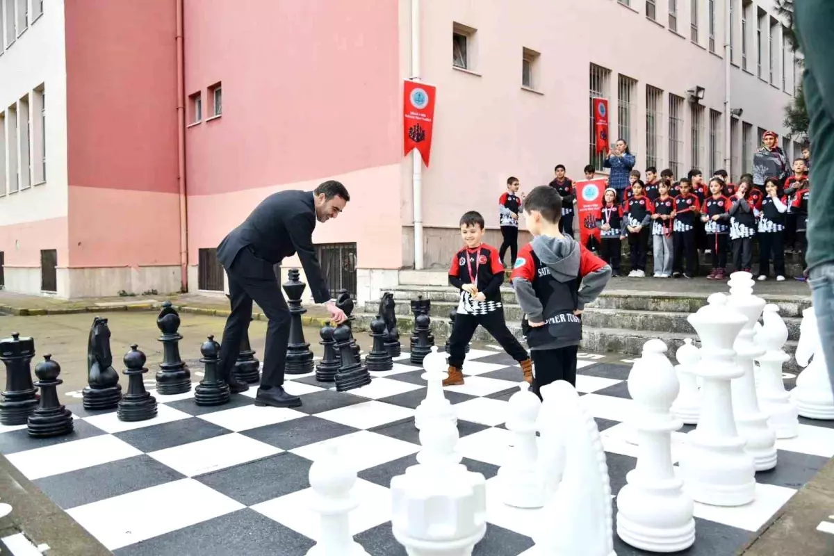 Başiskele\'de ilkokul bahçesine satranç sahası kuruldu