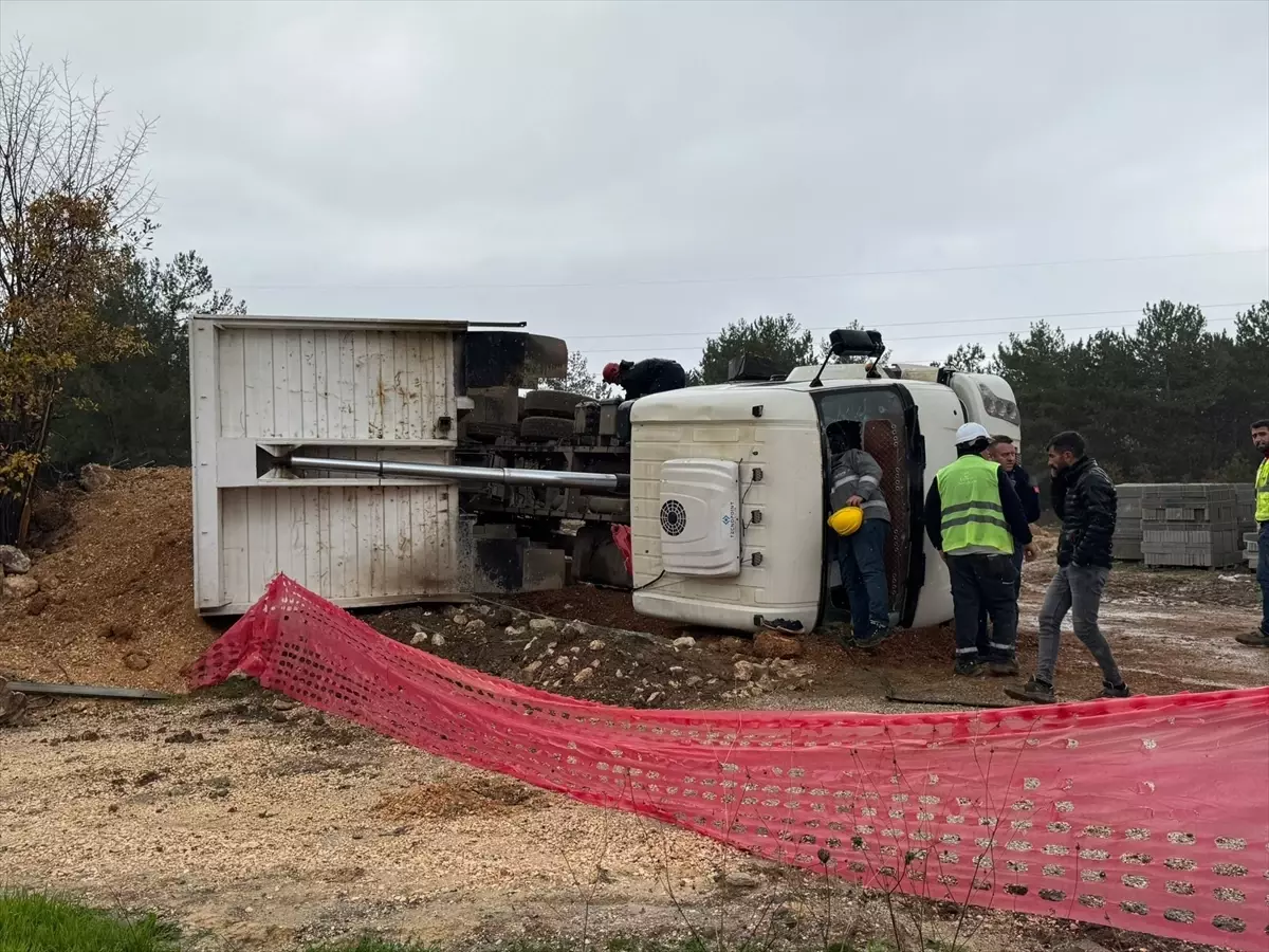 Bilecik\'te Kamyon Devrildi, Sürücü Yaralandı