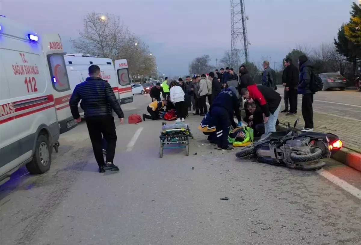 İnegöl\'de Motosiklet Kazası: 1\'İ Ağır 2 Yaralı