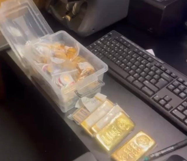 Büyükçekmece Adliyesi'ndeki soygun firarisi Erdal Timurtaş ve eşinin yurt dışına kaçış görüntüleri ortaya çıktı Büyükçekmece Adliyesi'ndeki soygun firarisi Erdal Timurtaş ve eşinin yurt dışına kaçış görüntüleri ortaya çıktı