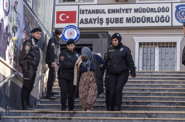 Çekmeköy'de bir polisin operasyonda şehit edilmesine ilişkin gözaltına alınan 5 şüpheli tutuklandı Çekmeköy'de bir polisin operasyonda şehit edilmesine ilişkin gözaltına alınan 5 şüpheli tutuklandı
