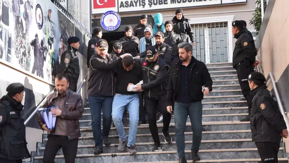 Çekmeköy\'de polisin şehit edildiği operasyonda gözaltına alınanlar adliyeye sevk edildi