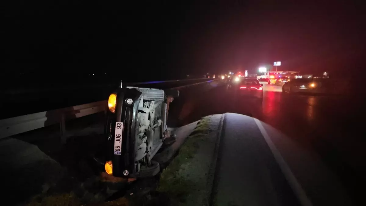 Çorum\'da Otomobil Devrildi: 3 Yaralı