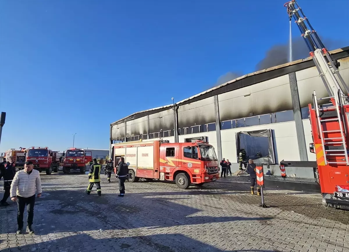 Çardak\'ta Filtre Fabrikasında Yangın