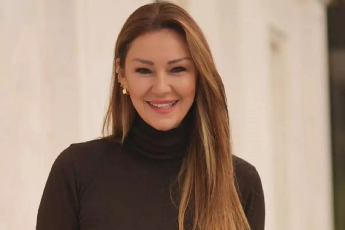 Pınar Altuğ derin göğüs dekolteli kıyafetiyle bakışları üzerine topladı! Tüm düğmeler açık