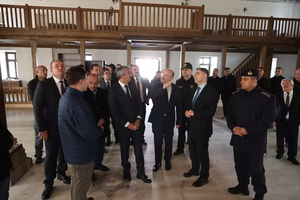 Vali Sezer, Muradiye Camisi\'nde İnceleme Yaptı