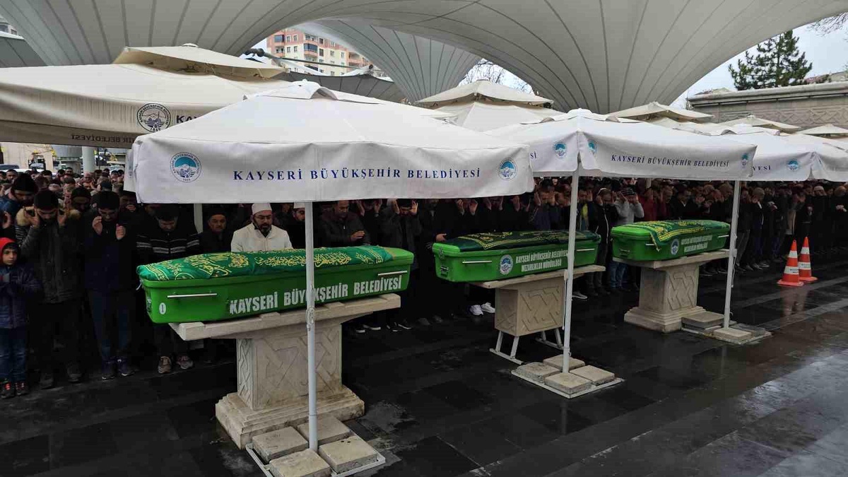Malatya\'daki Kaza: Anne, Oğlu ve Kızı Defnedildi