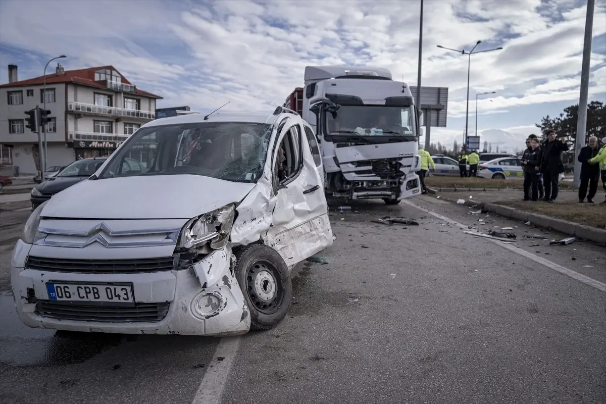 Erzurum\'da Tır ile Hafif Ticari Araç Çarpıştı