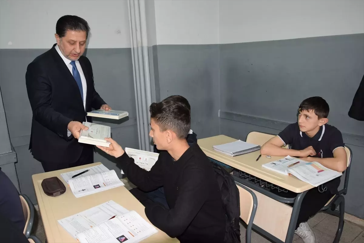 Espiye\'de lise öğrencilerin Kur\'an-ı Kerim hediye edildi