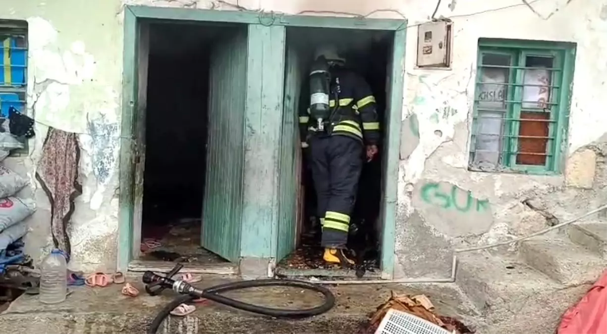 Kozan\'da Ev Yangını Paniğe Neden Oldu