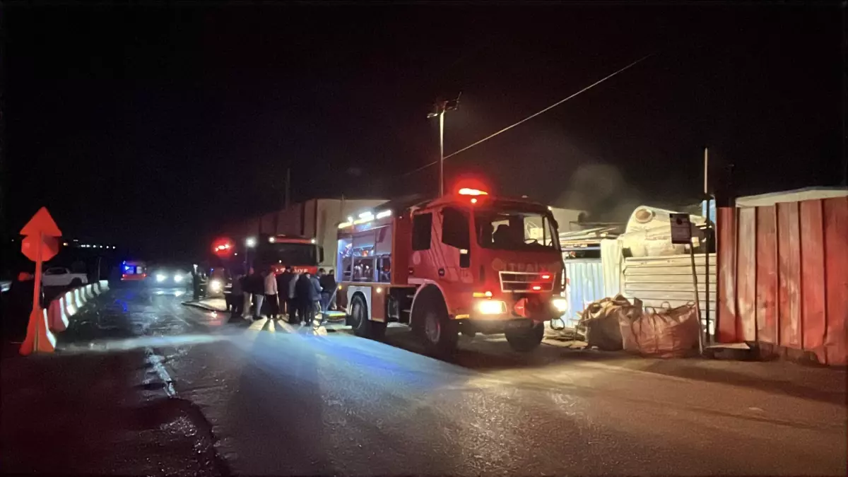 Gebze\'de Geri Dönüşüm Deposunda Yangın