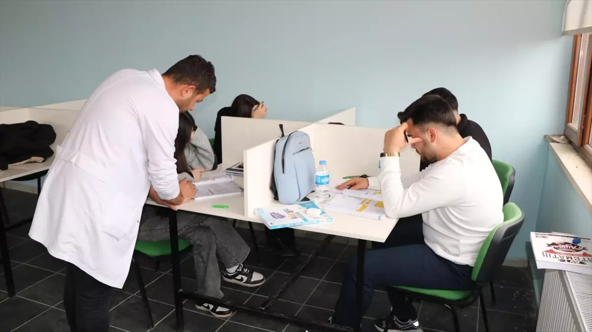 Hakkari\'de 250 Öğrenci Ücretsiz Üniversite Hazırlık Kursunda