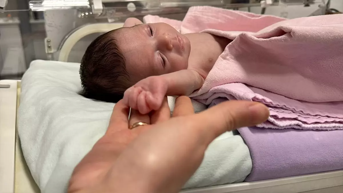 Hazal Bebek Hayata Tutundu