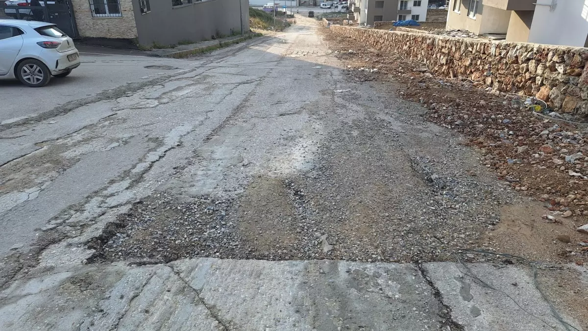 Adana\'da Yollar Çökmeye Devam Ediyor