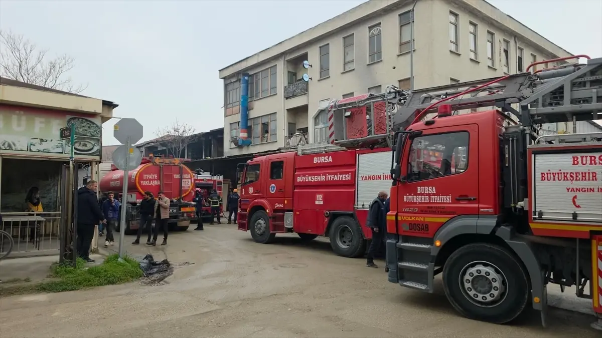 İnegöl\'de Boyahane Yangını Kontrol Altına Alındı