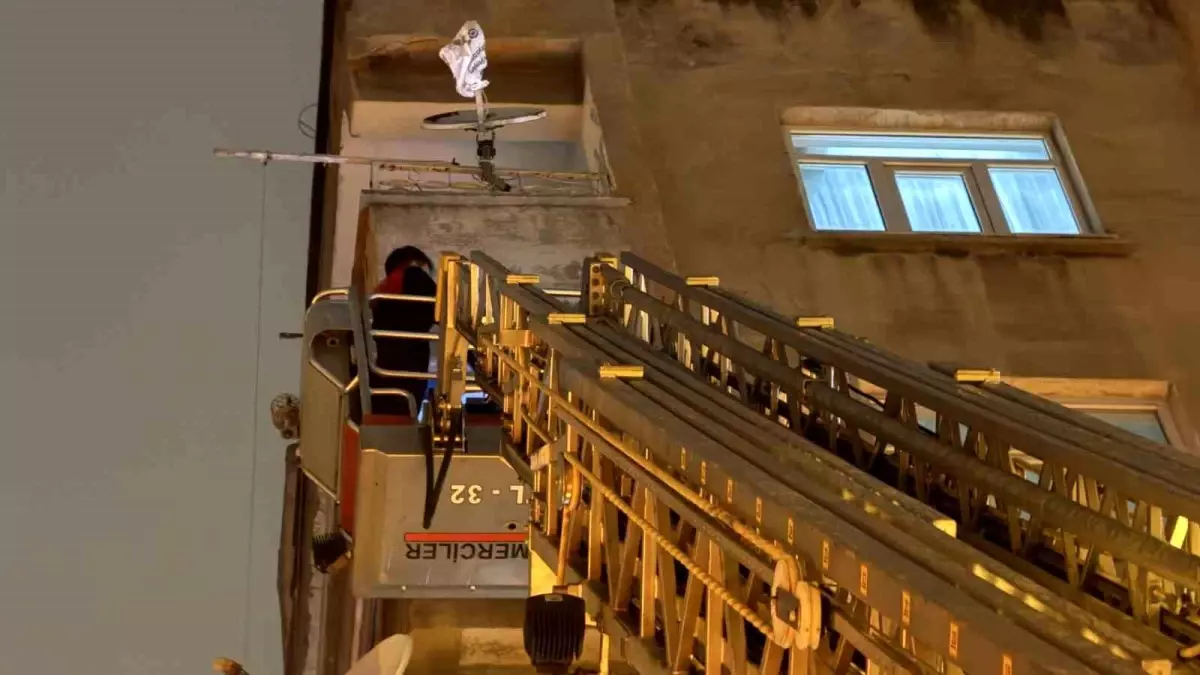 İtfaiye eve merdiven uzatarak girdi, çocuğun uyuduğu ortaya çıktı