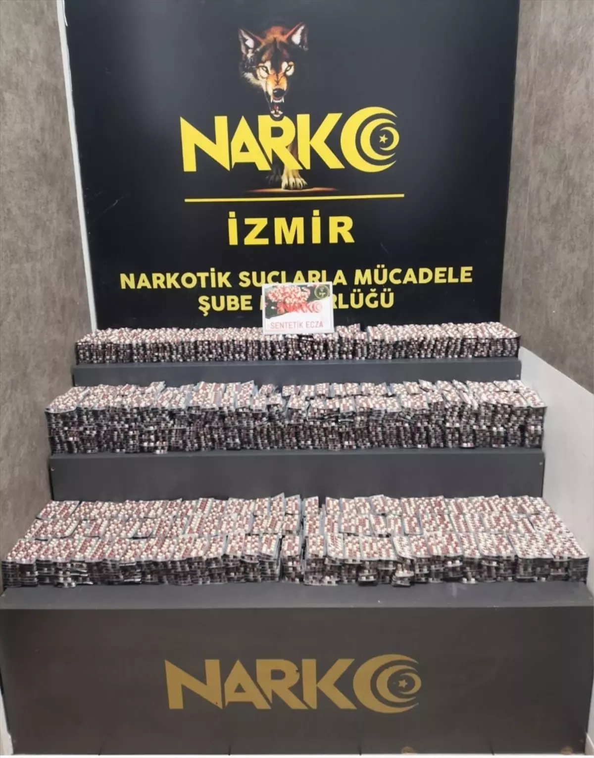 İzmir\'de Uyuşturucu Operasyonu: 55 Bin Hap Ele Geçirildi