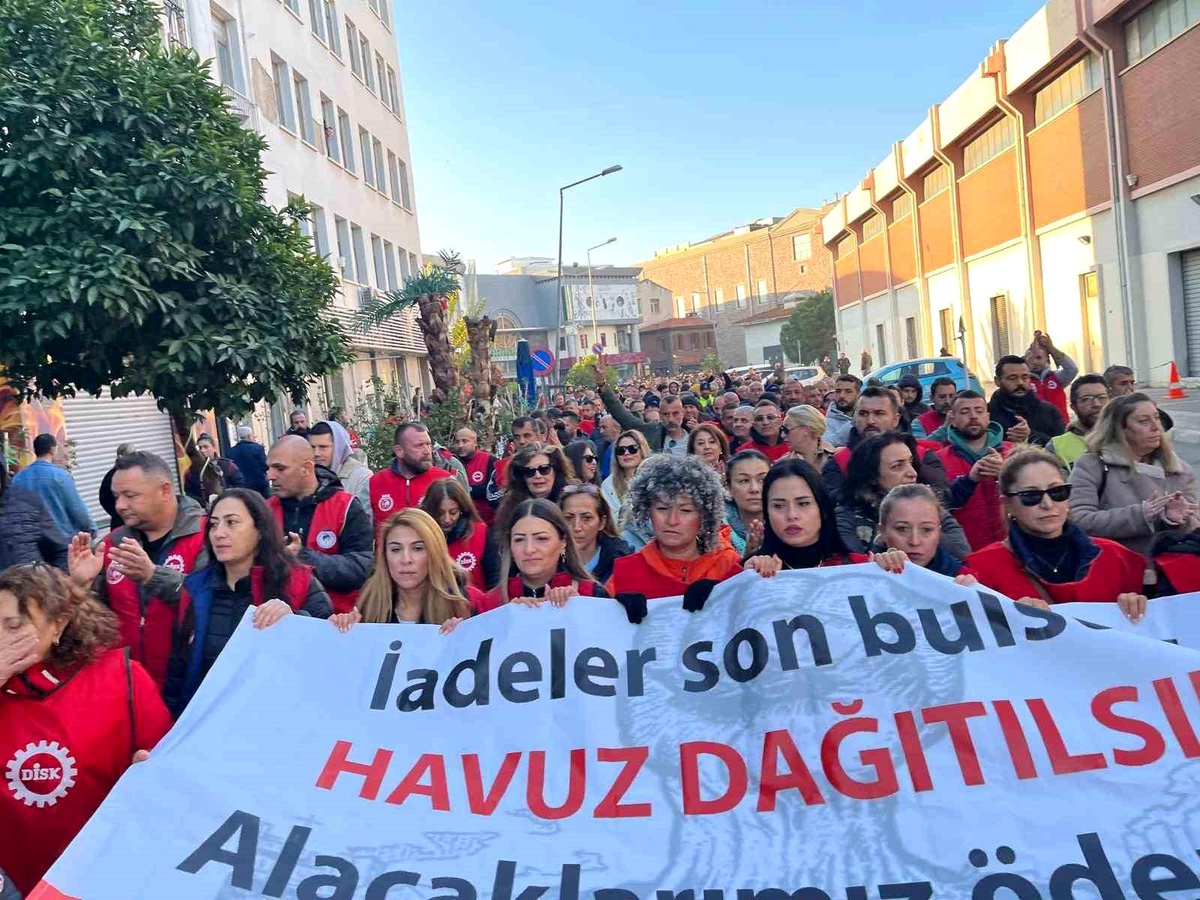 İzmir\'de belediye işçileri yarım gün iş bırakma eyleminde