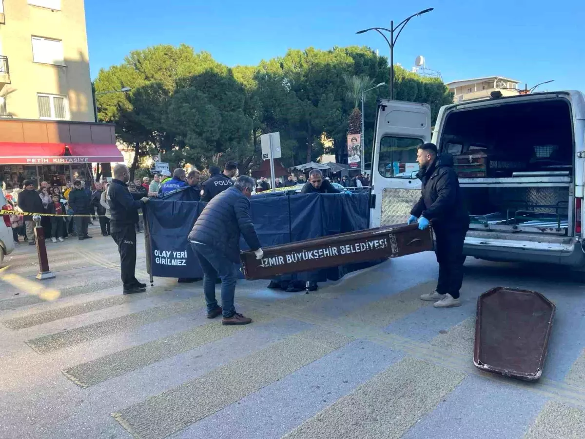 İzmir\'de belediyenin çöp kamyonu yaya geçidinde kadını ezdi