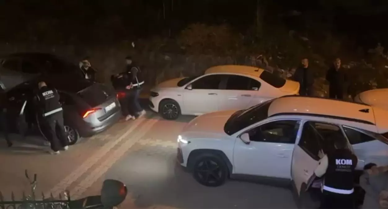 İzmir\'de Otomobil Galerisine Saldırı