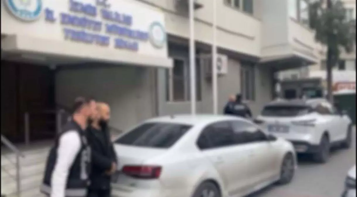 İzmir\'de Kaçak İçki ve Tütün Operasyonları