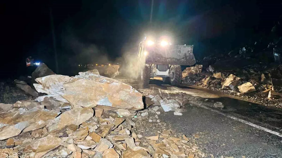 Şırnak\'ta Kaya Düşmesi Ekipleri Tehdit Etti