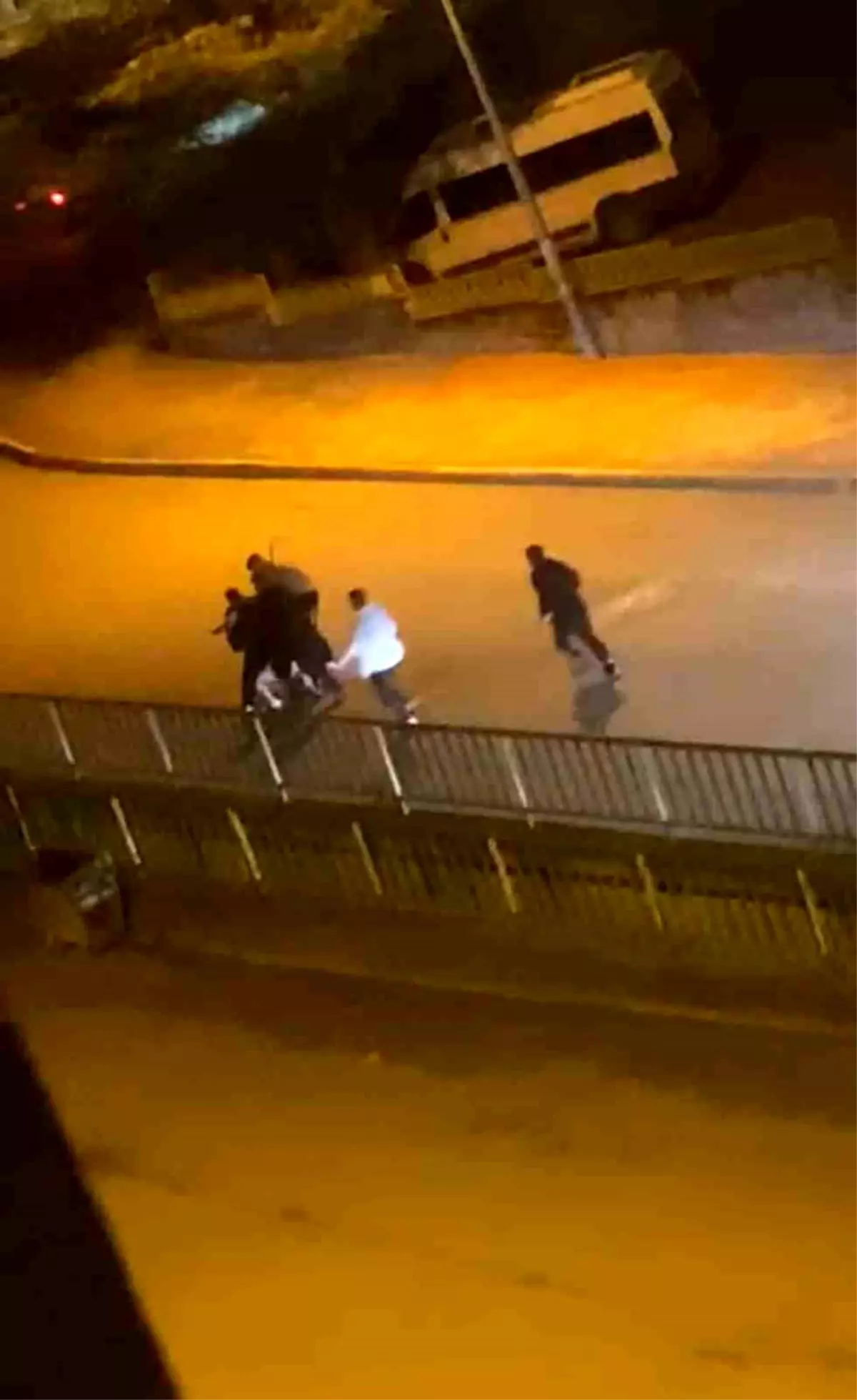 Karabük\'te bir genç, 4 kişi tarafından acımasızca böyle darbedildi