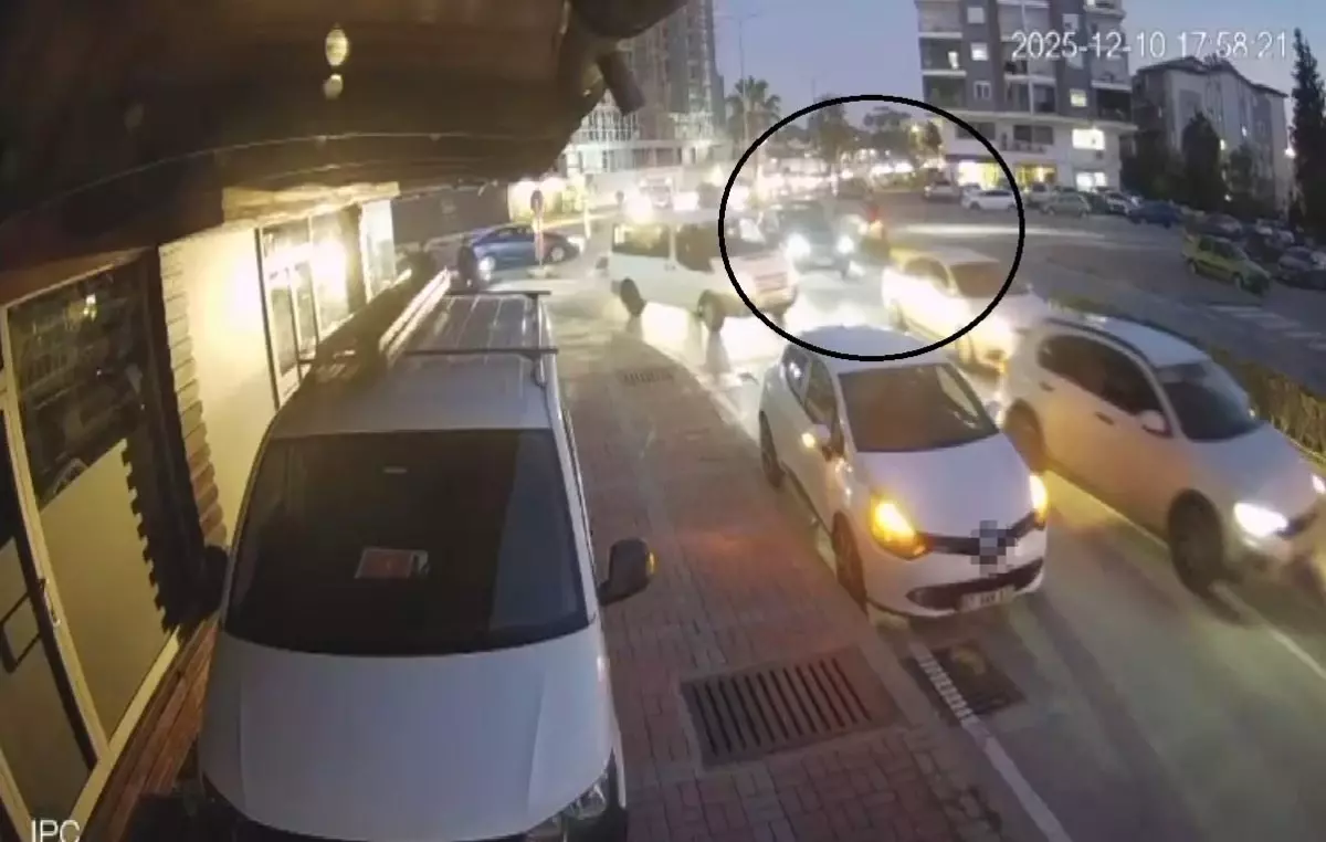 Antalya\'da Motosiklet Otomobile Çarptı: Bir Yaralı