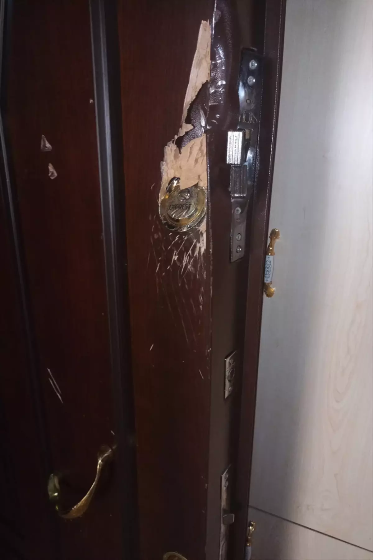 Kayseri\'de bir kadını öldüren zanlı, boşanma aşamasındaki karısının evinin kapısını baltayla kırmaya çalışmış