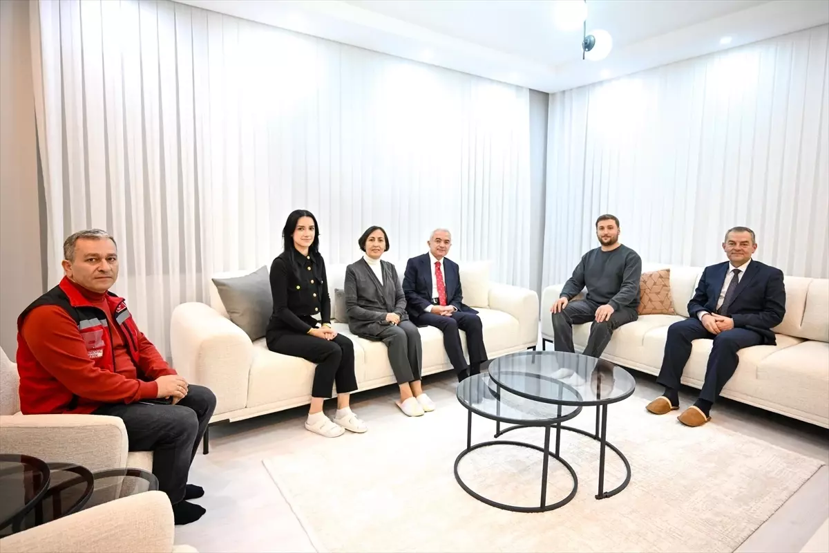 Vali Turan\'dan Evlenecek Gençlere Destek Ziyareti