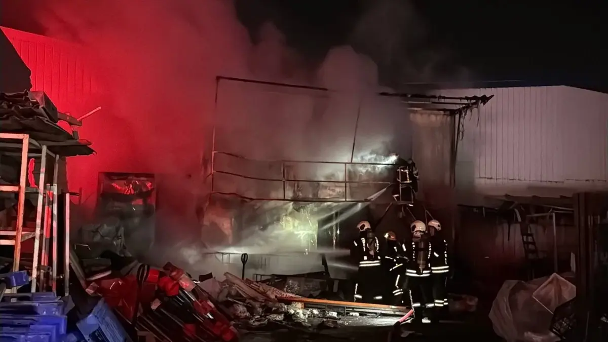 Gebze\'de Geri Dönüşüm Deposunda Yangın