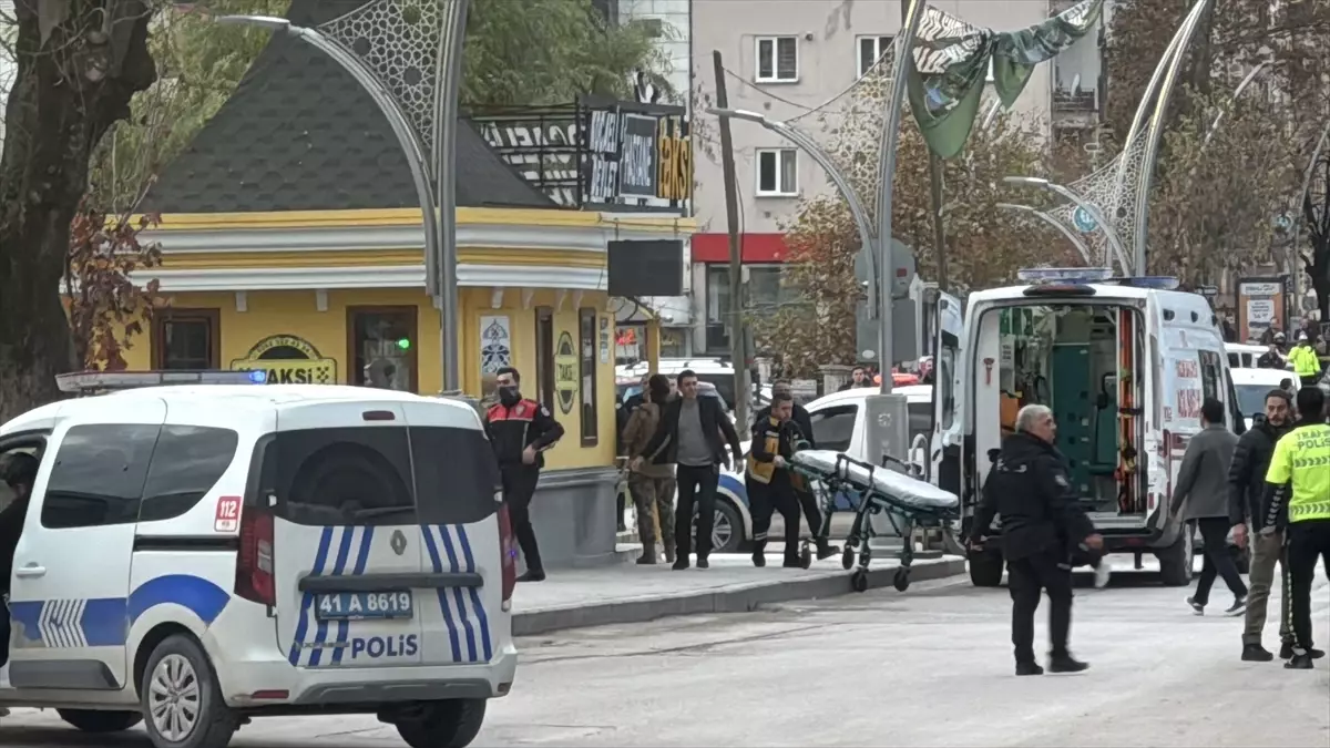 İzmit\'te Bıçak ve Silahla Yaralanma Olayı