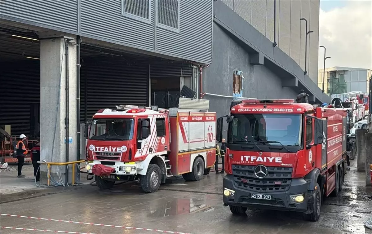 Gebze\'de Lojistik Deposunda Yangın