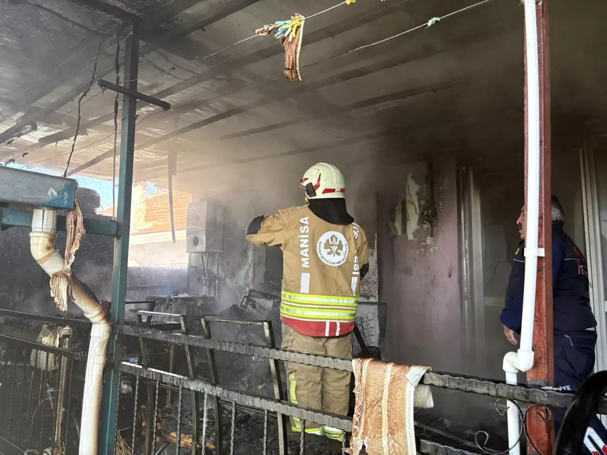 Kula\'da müstakil evde çıkan yangın paniğe neden oldu