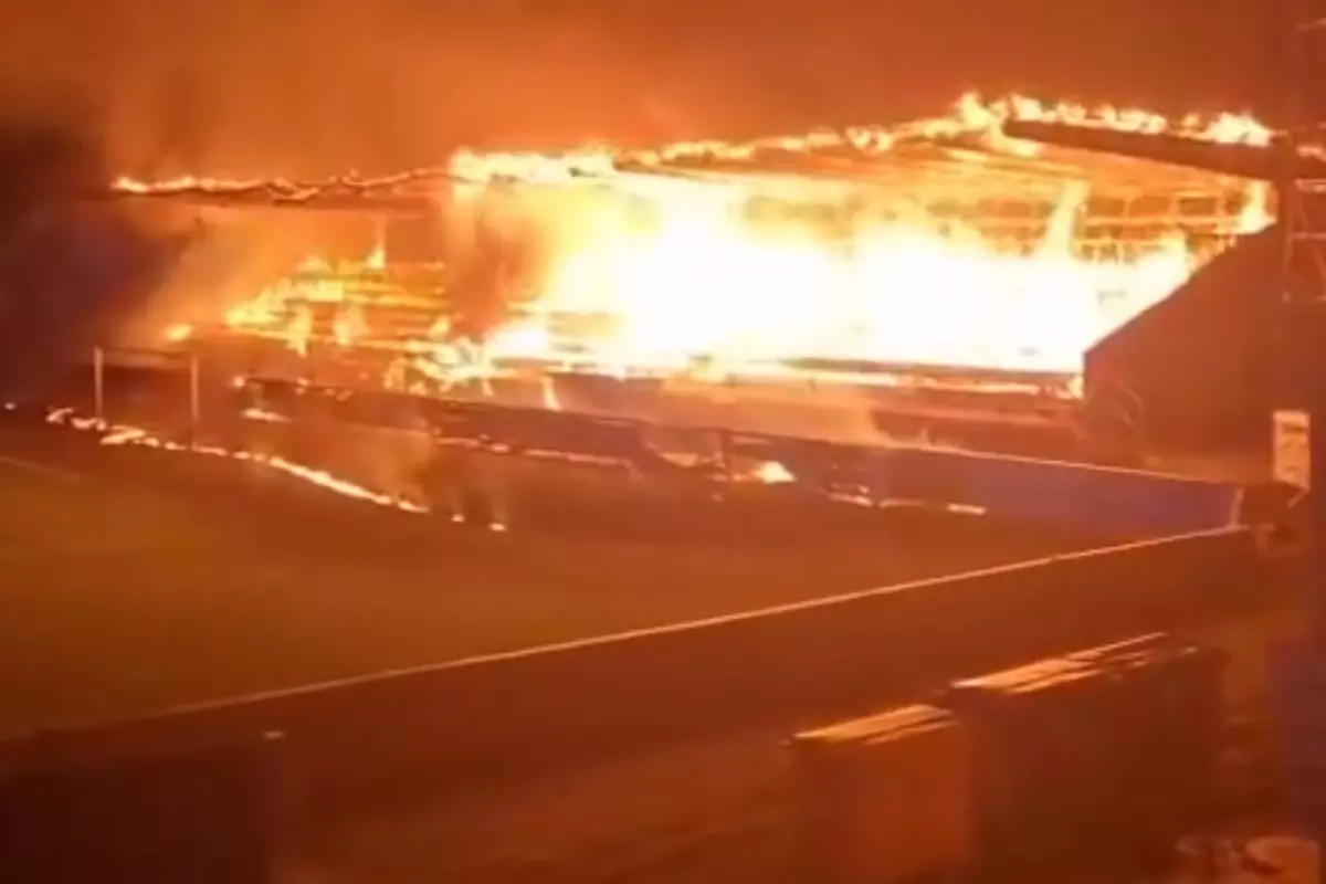 Küme düştüler, 15 yaşındaki 3 çocuk stadı ateşe verdi