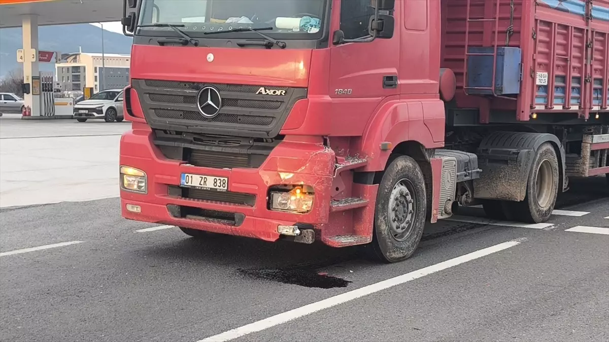 Kütahya\'da Tırla Çarpışma: Sürücü Yaralandı