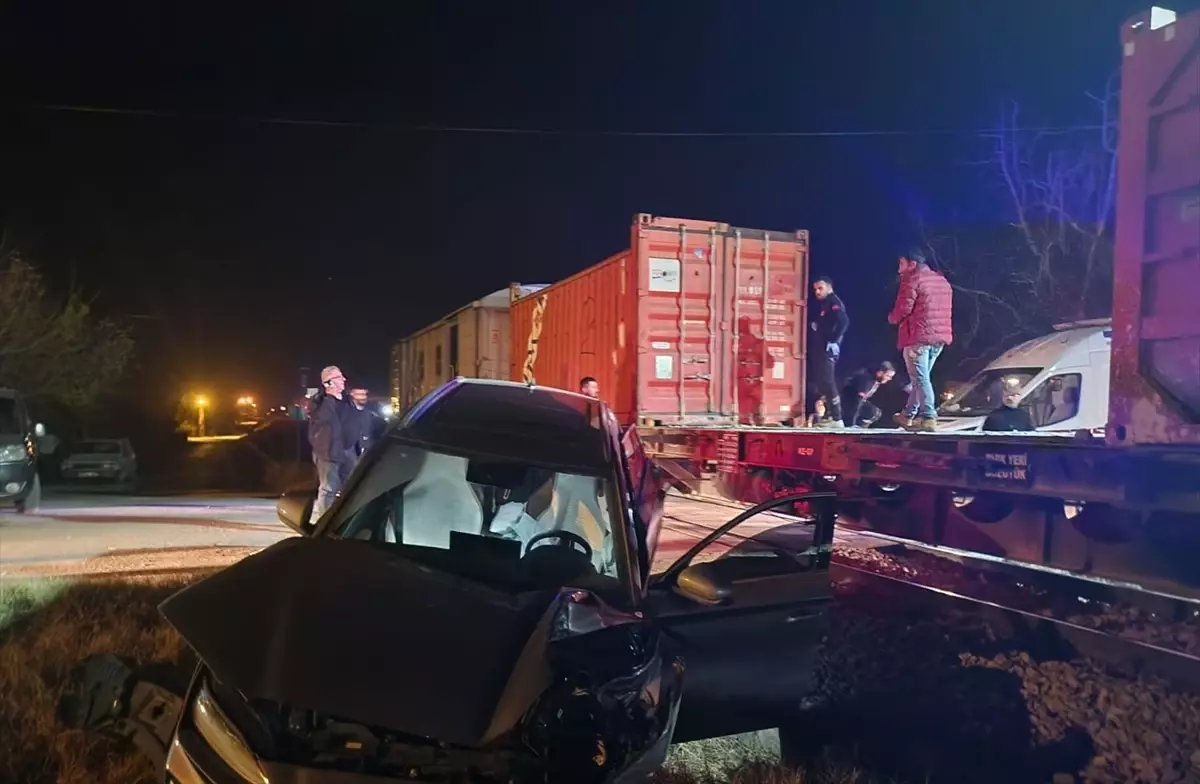 Trenin Otomobile Çarpması: 5 Yaralı