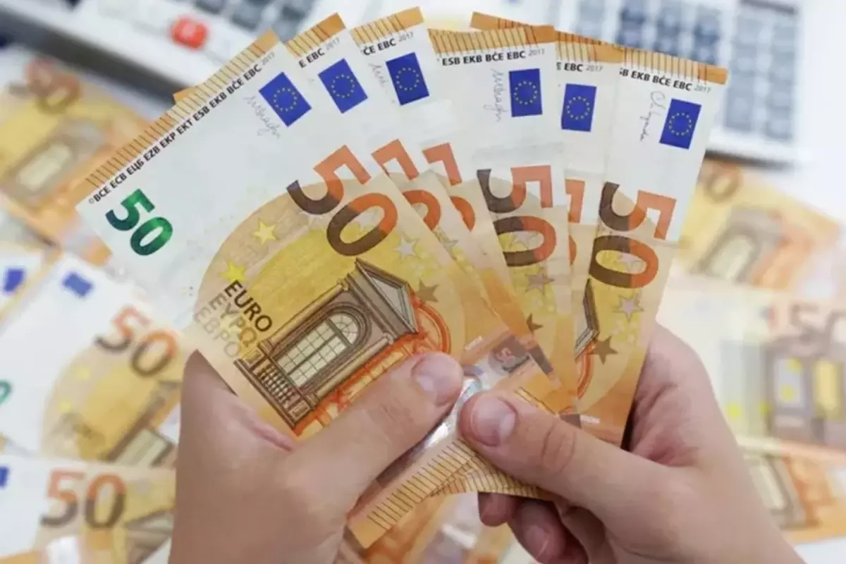 Merkez\'in kararı sonrası euro tarihte ilk kez 50 lirayı aştı