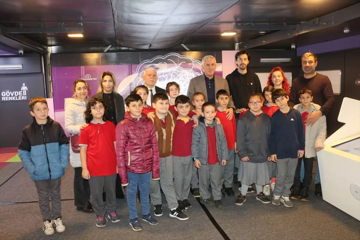 Başkan Sarıalioğlu Bilim Tırını Ziyaret Etti