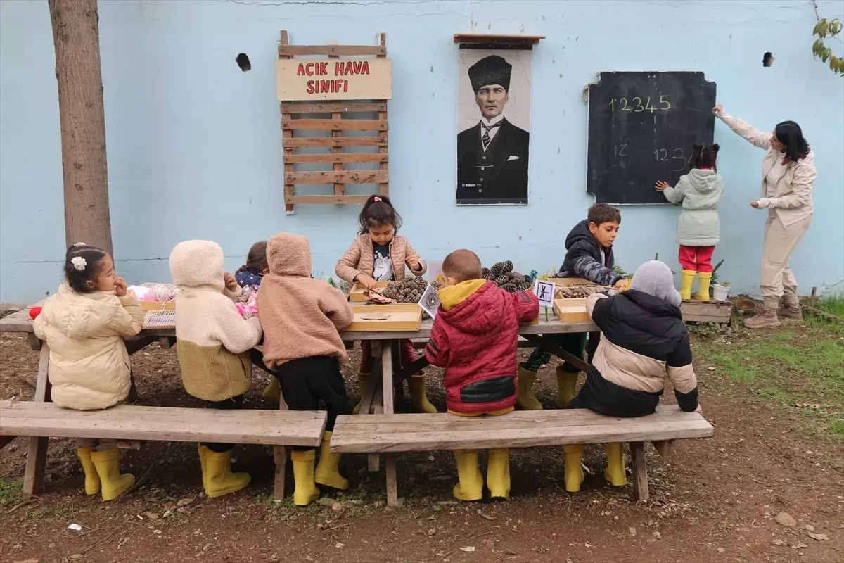 Adana\'da Bahçeyi Eğlenceye Dönüştüren Öğretmen