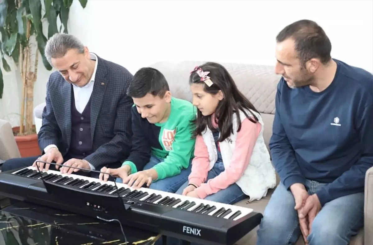 Otizmli Gençten Piyano ile Umut Dolu Hikaye