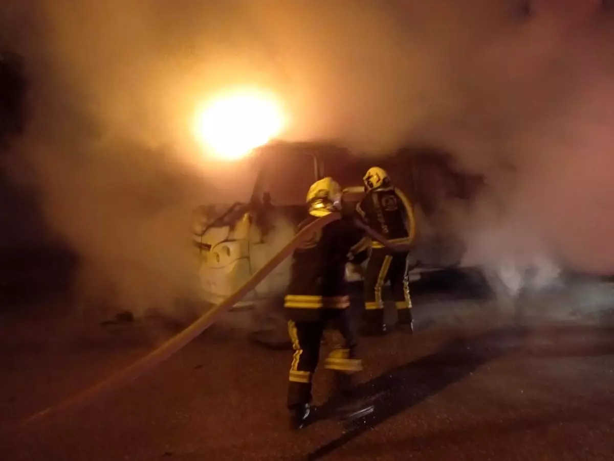 Denizli\'de Park Halindeki Minibüs Yangını