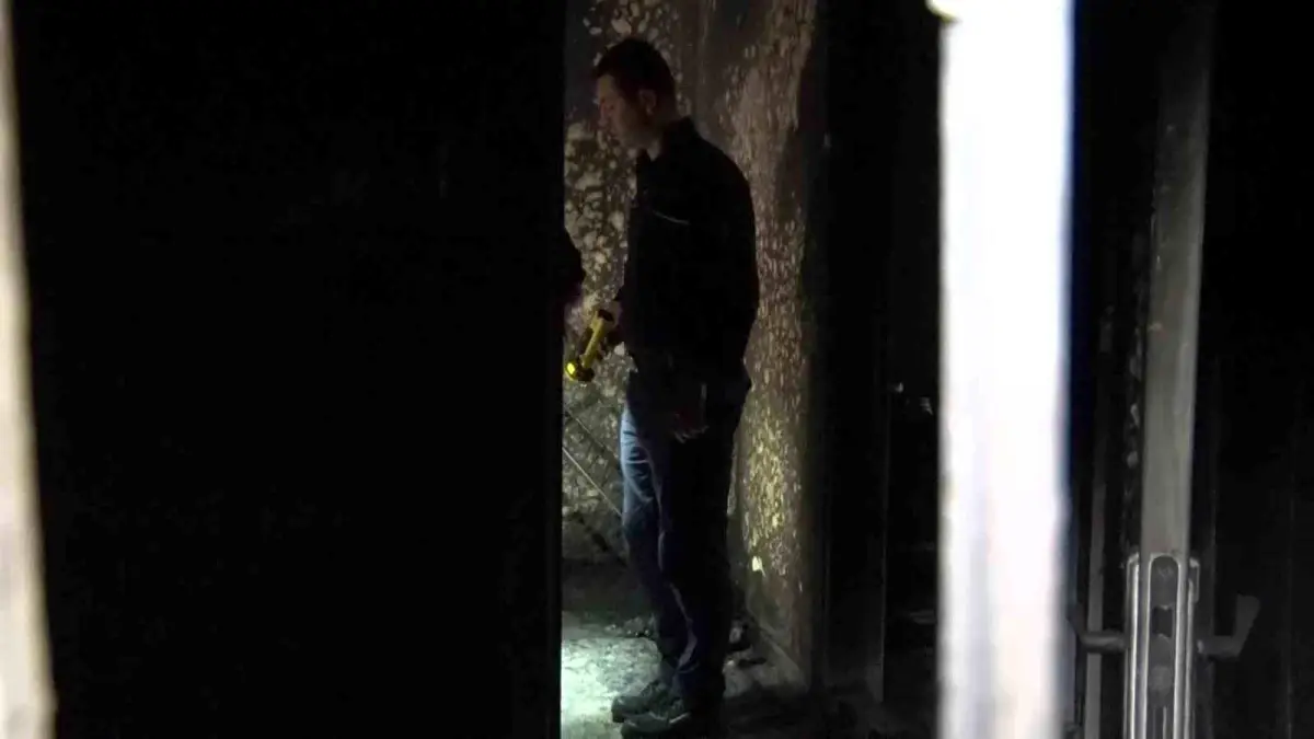 Pendik\'te 3 çocuğa mezar olan ev sabahın ilk ışıklarıyla görüntülendi