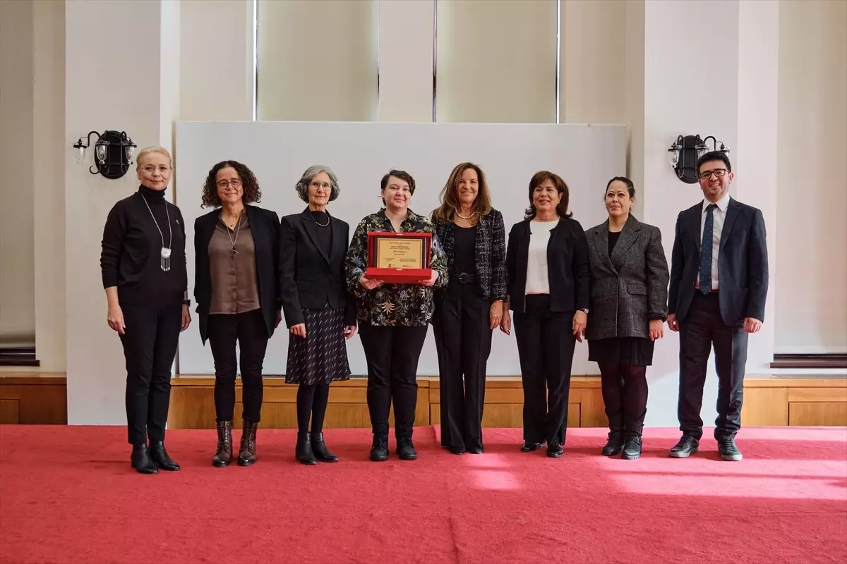 Dr. Mine Egbatan\'a Ödül