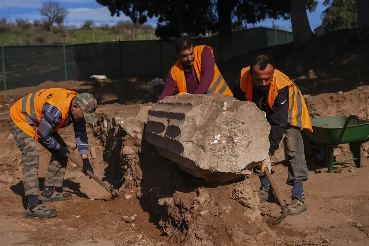 Efes’te Roma Dönemine Ait Küvet ve Heykel Bulundu